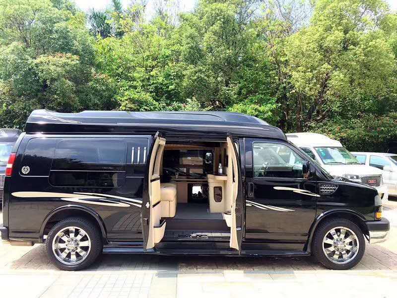 汪涵開(kāi)車(chē)接李宇春上節(jié)目，被問(wèn)：車(chē)是你從哪里租來(lái)的嗎？